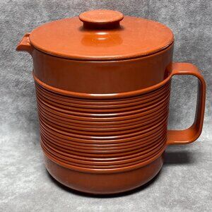 Rubbermaid Brown Plastic 1.5 Quart Pitcher Jug With Lid Ribbed Design